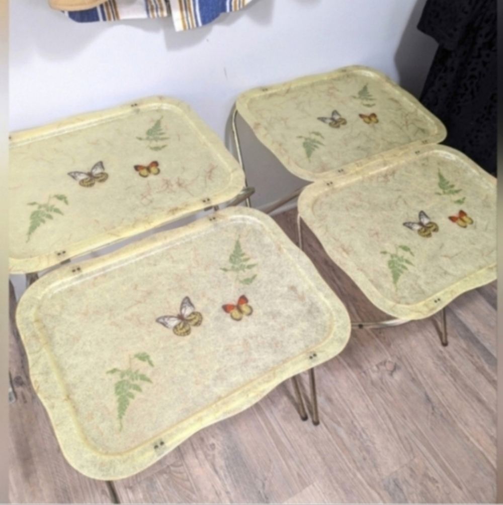 VINTAGE FIBERGLASS TV TRAY SET COTTAGECORE RETRO (4)